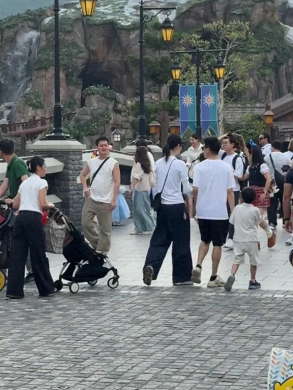 多多策略 奚梦瑶一家港迪过六一，儿子拉爸爸手撒娇，女儿正脸首曝光像妈妈