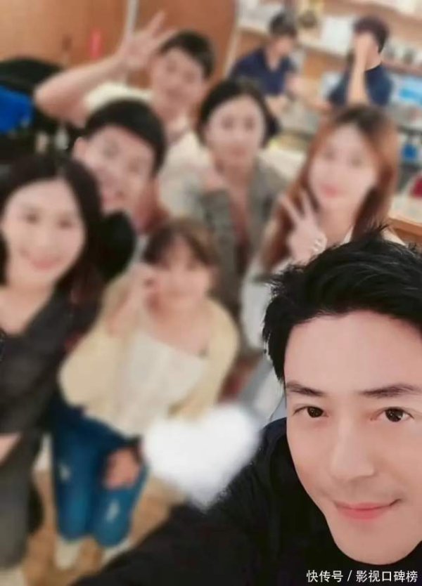 财盈策略 霍建华与好友聚餐被偶遇，喝到上头满脸通红，请网友喝啤酒很亲和