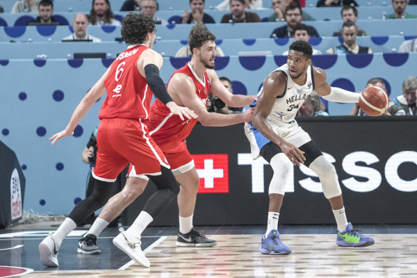 乐配网 怼起来！申京质疑字母哥，后者霸气回应：比赛说话，我已赢得一切