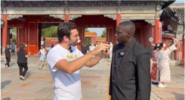 聚财略 “摊手无语”表情包开口说话了！“中国之行远超预期”